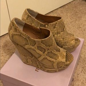 Steve Madden heels wedges snake pattern 🐍